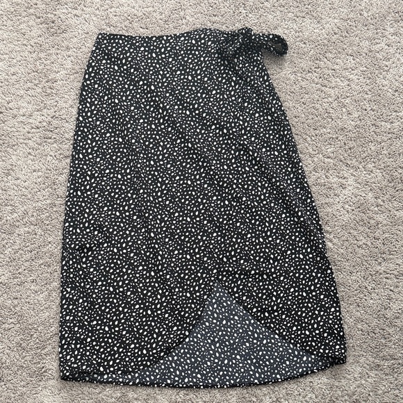 Old Navy Dresses & Skirts - Old Navy Black Midi Wrap Skirt with White Pebble Print